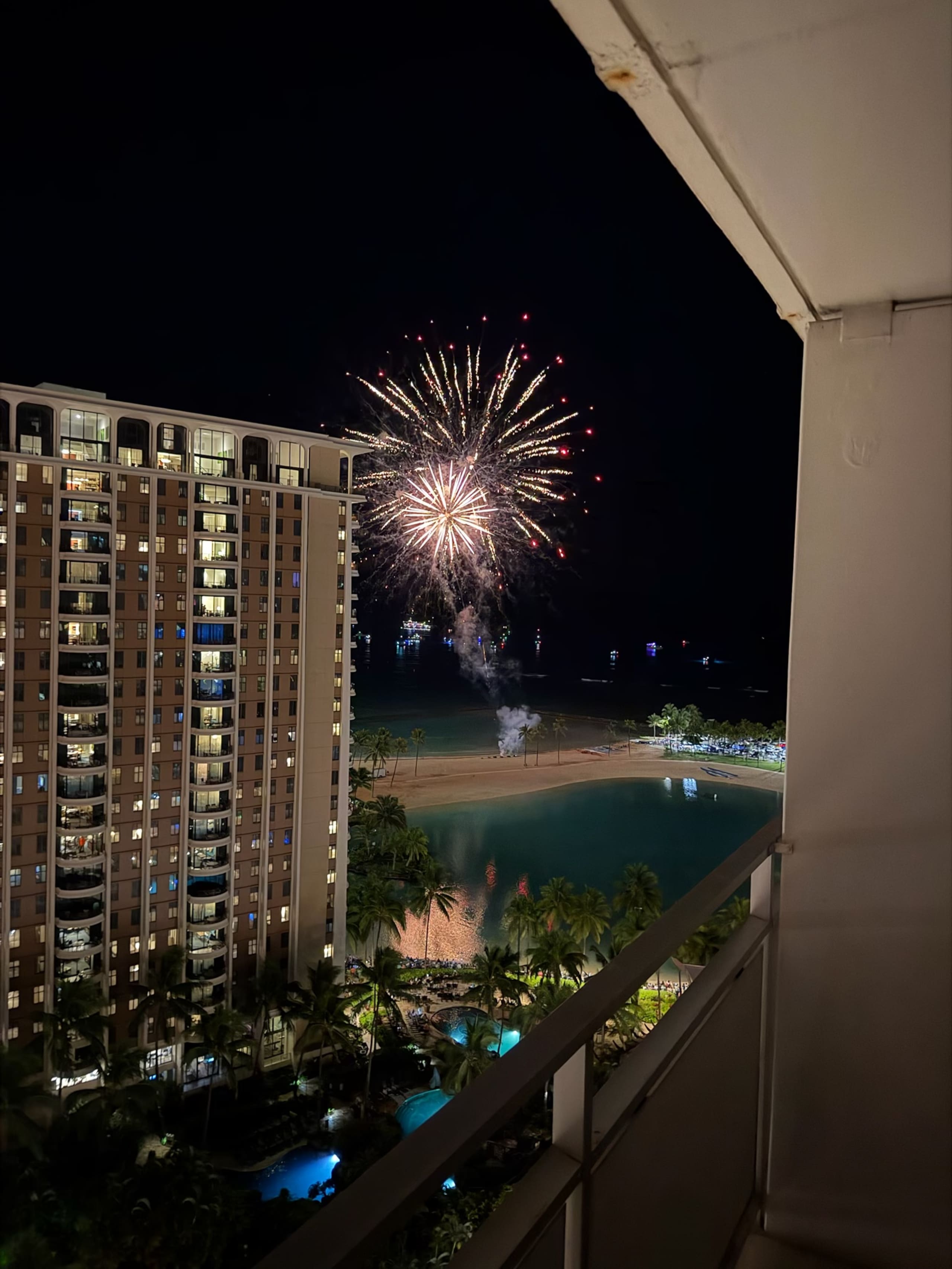 Condo in Honolulu · ★4.96 · 1 bedroom · 3 beds · 1 private bath - Image 38