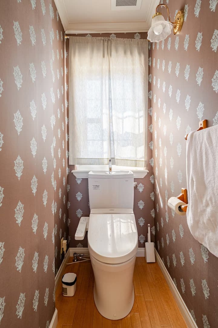 2階にあるトイレになります。こちらにはウオシュレットが付属しております。