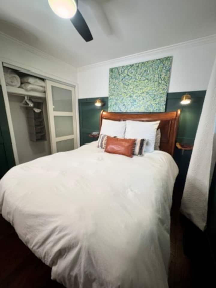 Hosťovská suita s manželskou posteľou a moderným zariadením pre pokojný spánok.