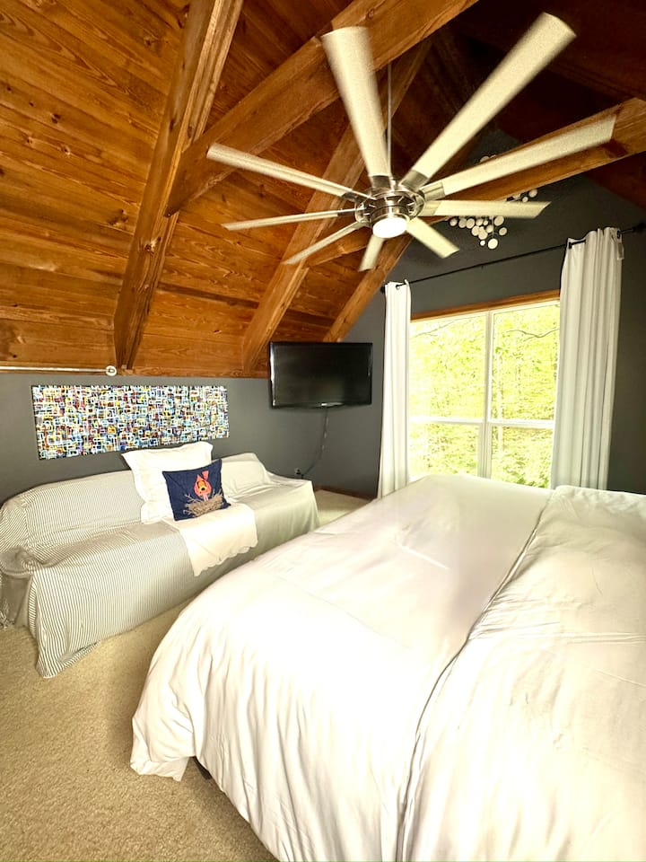 Prídavná rozkladacia pohovka pre rodičov s malými deťmi, ktorí potrebujú trochu viac miesta na spanie.