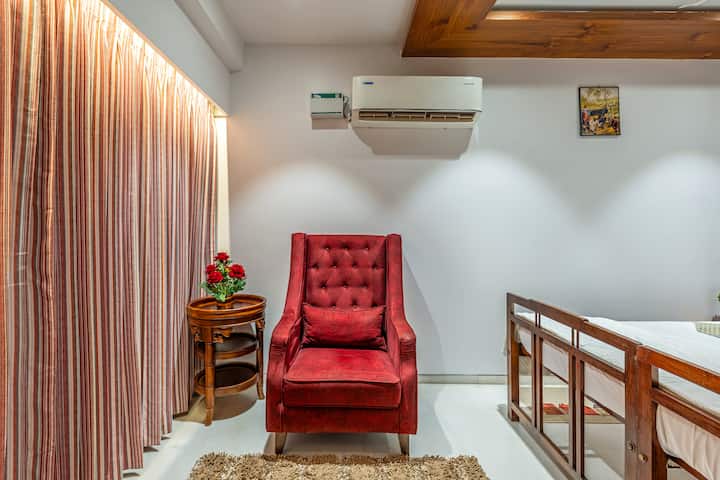 Aesthetic Retreat W/ Terrace, Balconies & Lounge - Bangalore