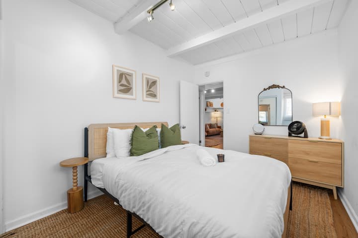 Cozy 2br Home | Kitchen, Parking & Ac | Near Zoo - San Diego, CA