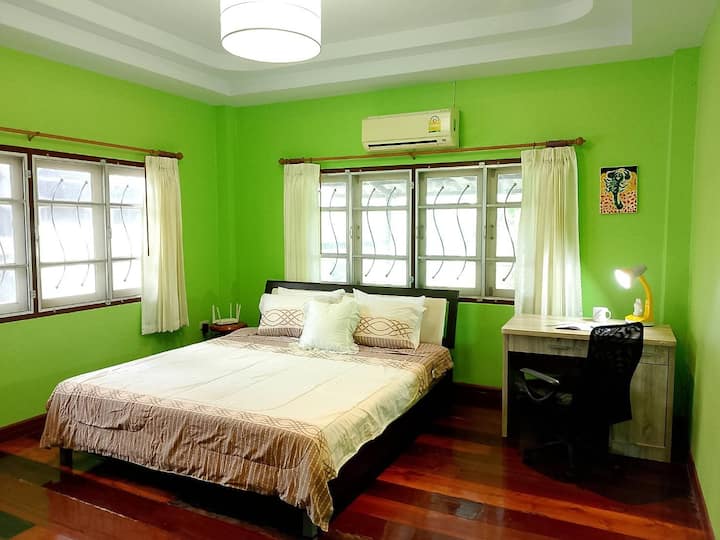 კაშკაშა და მყუდრო საძინებელი, რომელშიც არის 183×224 სმ ზომის საწოლი, კონდიციონერი და ფანჯარასთან განკუთვნილი სამუშაო სივრცე. ოთახიდან პირდაპირ გადასასვლელი იქნება პირად სააბაზანოში.
შეაფასეთ მშვიდი საცხოვრებელი ჩაინათის ცენტრში, რომელიც იდეალურია დასასვენებლად ან დისტანციურად მუშაობისთვის.