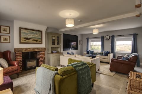 Top performing Airbnb: Stunning views, private parking, coastal in Southwold