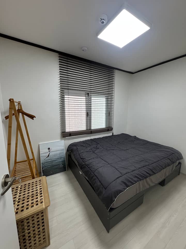 На разположение са просторно двойно легло и закачалки.