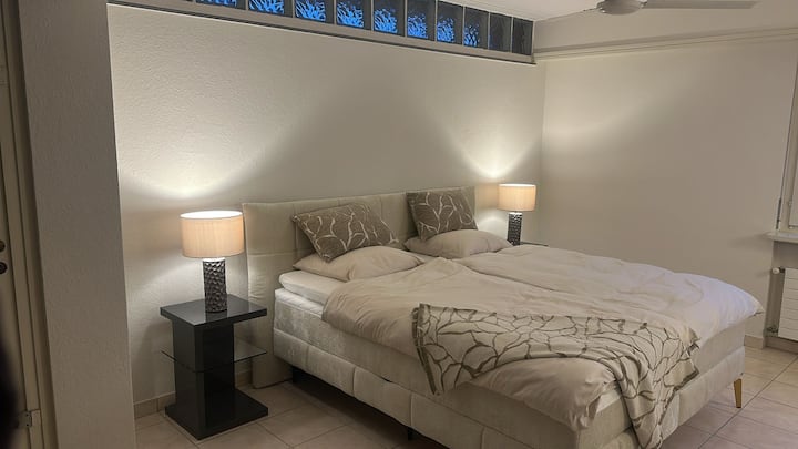 Hlavná spálňa (posteľ s pružinovým systémom, 180 x 200 cm / 71 x 79 palcov) na hornom poschodí s výhľadom na jazero