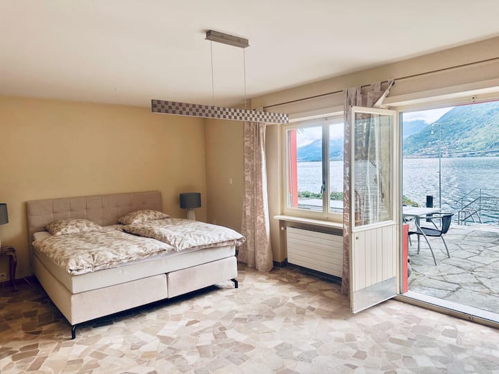 Spálňa (posteľ boxspring, 180 x 200 cm) v suteréne s priamym prístupom na terasu/k jazeru