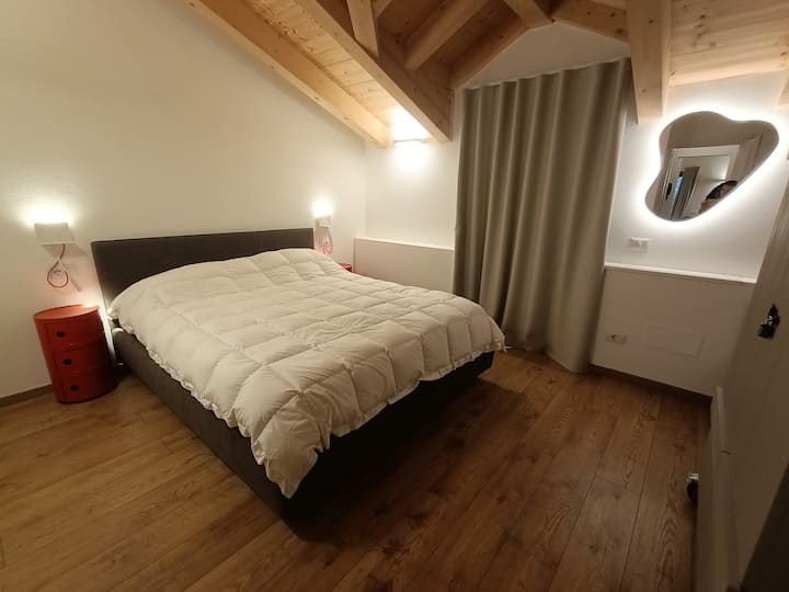 带遮光窗帘的卧室