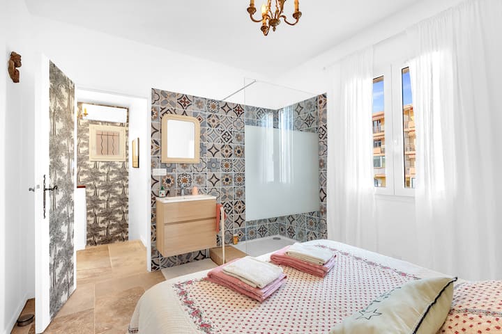 בחדר הנעים הזה יש חדר רחצה משלו, והוא משקיף על משטח נחיתה ממוזג...