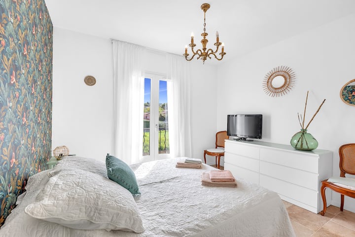 חדר השינה הראשי, בסגנון רומנטי, עם מיזוג אוויר על המדרגה...