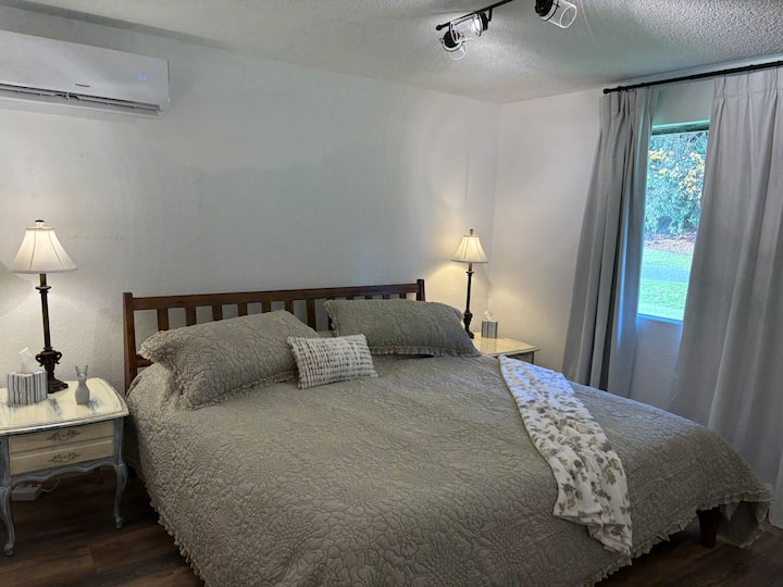 El segundo dormitorio tiene su propio aire acondicionado y calefacción mini-split con control remoto, armario de puerta corredera doble y cama tamaño king.