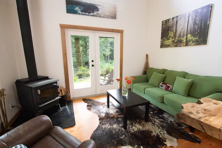 Headquarters Ridge Cabin Located On Family Farm - Vancouver Island