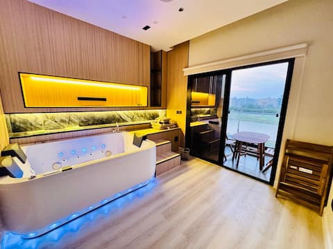 Luxury suite with lake view, private Jacuzzi and upscale experience