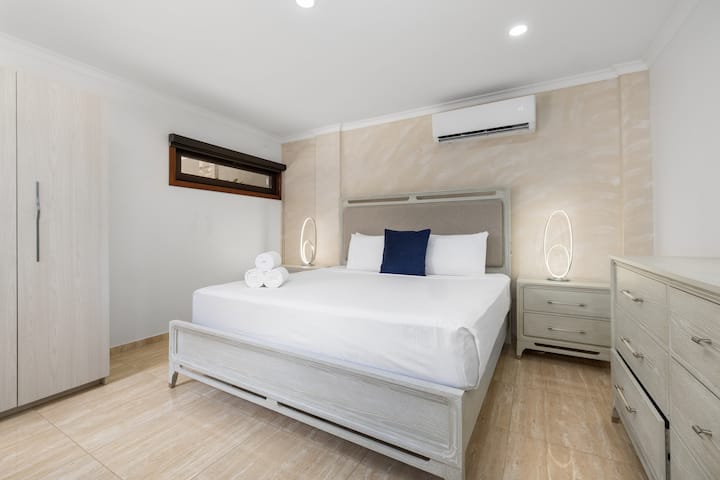 Pobjegnite u udobnost i stil u ovom modernom apartmanu s udobnim krevetom, mekim osvjetljenjem i hladnim klima uređajem za savršen noćni odmor.Ovdje započinje vaša pustolovina na otoku.