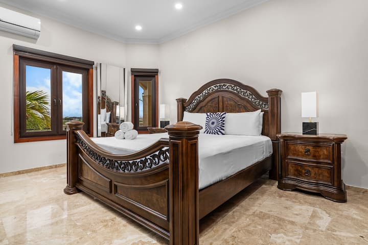 Ova predivna spavaća soba ima raskošan, ukrašen krevet, meku posteljinu i individualnu kontrolu temperature za savršen noćni odmor. S prekrasnim mramornim podovima i prozorima s pogledom, to je savršeno mjesto za bijeg od svakodnevice.