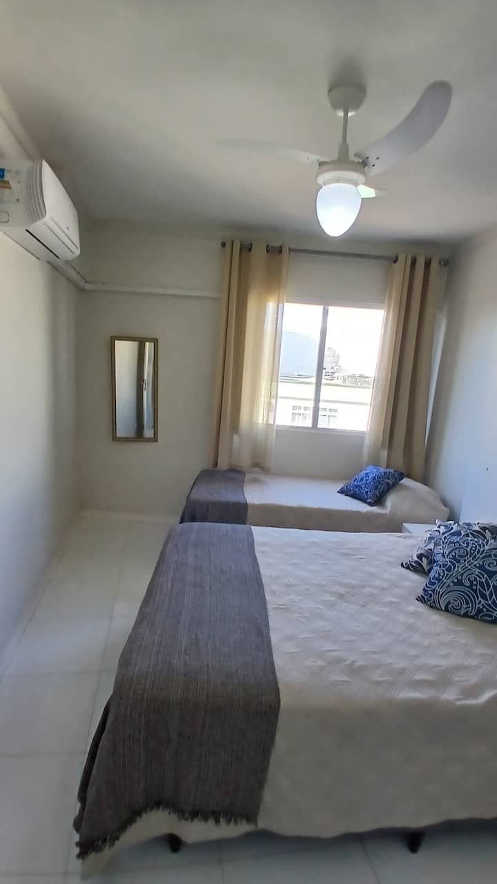 Chambre pour 3 personnes, lit double et lit simple, rideaux occultants, climatiseur split, ventilateur de plafond, linge de lit, grande armoire avec cintres
