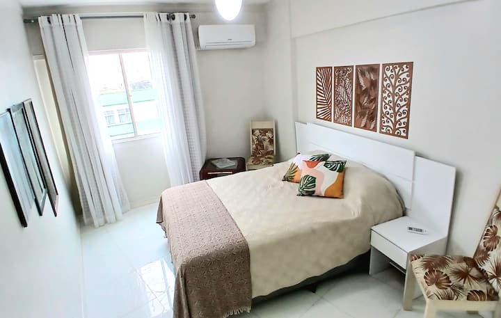 Suite double, lit double, rideaux occultants, climatiseur split, ventilateur de plafond, literie, grande armoire avec cintres
Avec salle de bain entière exclusive.