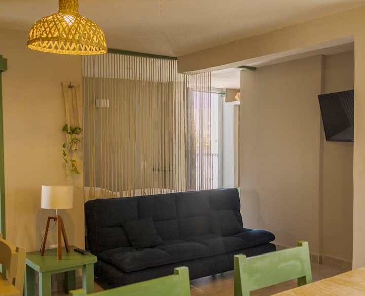 Dnevni boravak ima kauč na razvlačenje, klima-uređaj i TV. Dijeli se s blagovaonicom, ali ima tamne zavjese. 