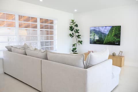 Top Airbnb: Waterfront Retreat + Heated Pool + Sand Court in Westchester