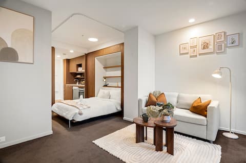 Top performing Airbnb: Cozy Melbourne Studio | City Views & Central Stay in West Melbourne