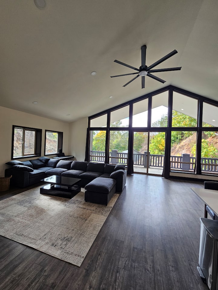 Exclusive Riverfront Rock Quarry House - Oregón