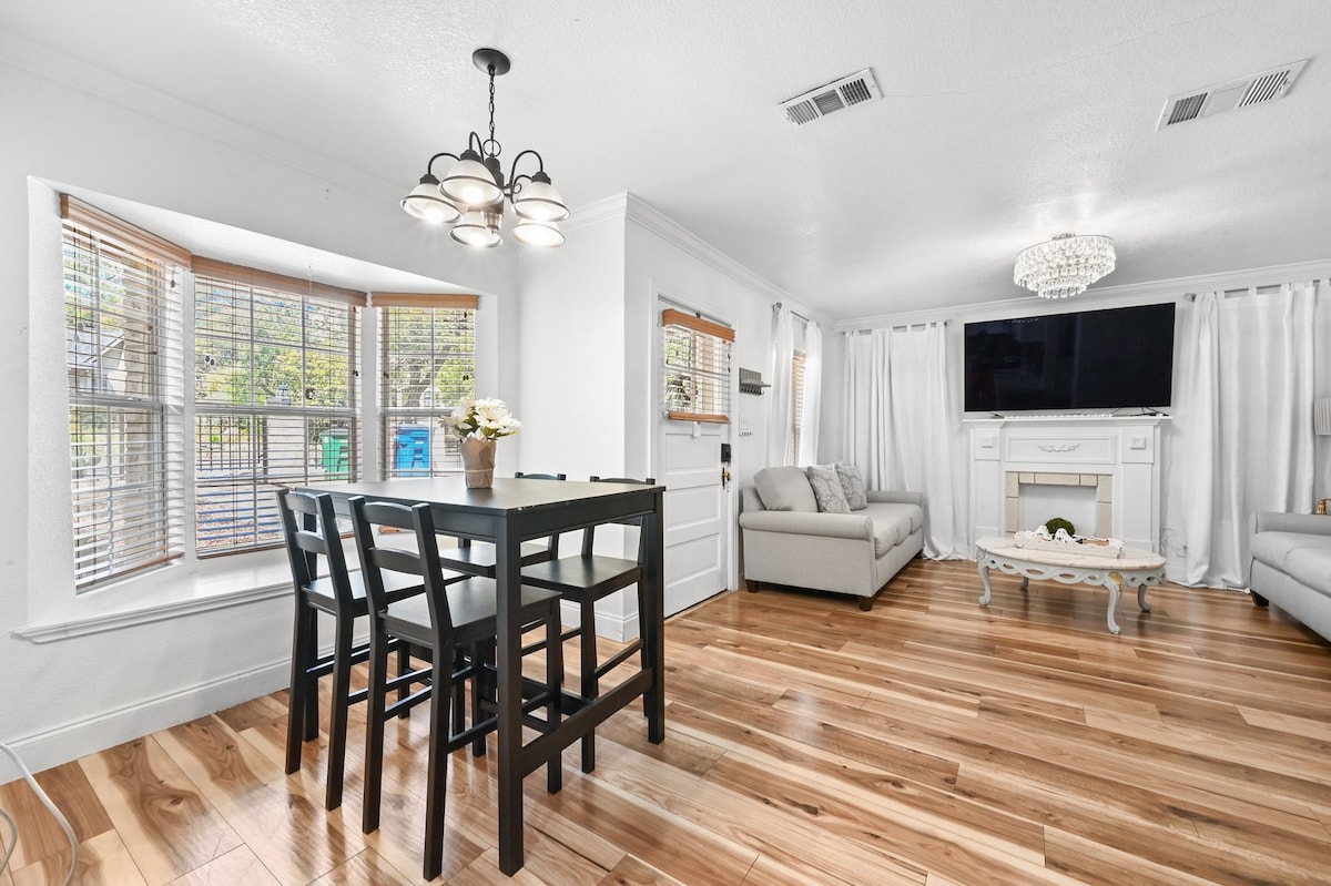 Unique and Cozy 2 Bedroom Near Downtown