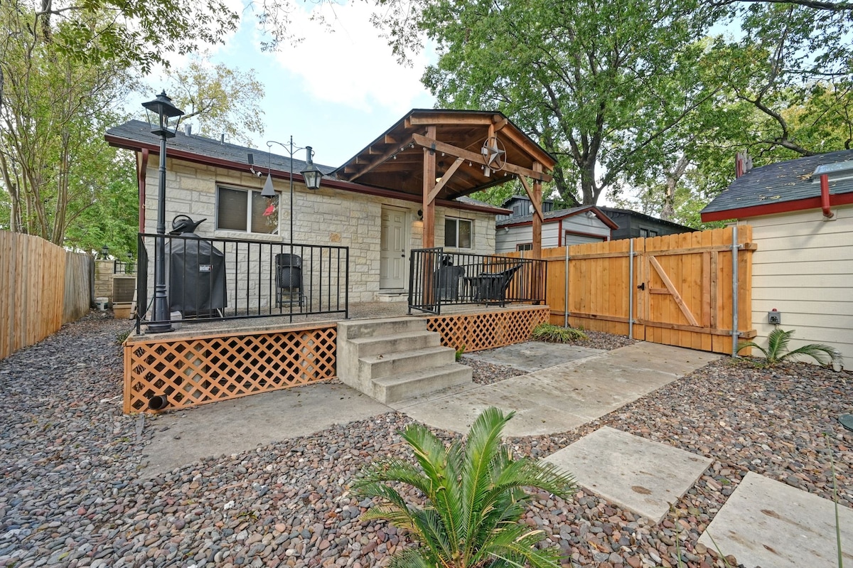 Unique and Cozy 2 Bedroom Near Downtown
