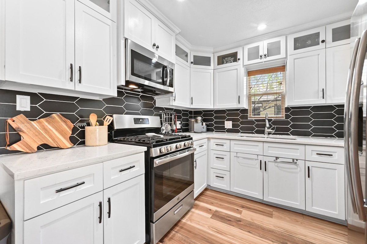 Unique and Cozy 2 Bedroom Near Downtown