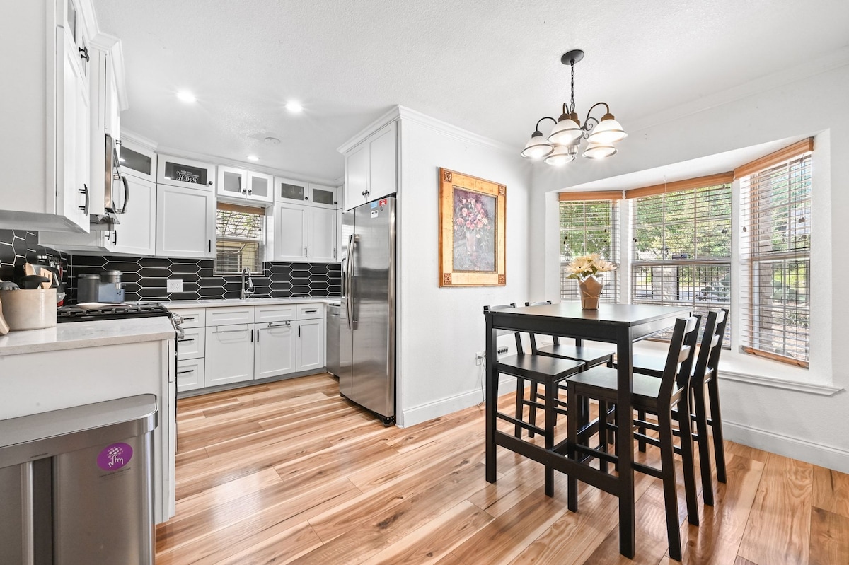 Unique and Cozy 2 Bedroom Near Downtown