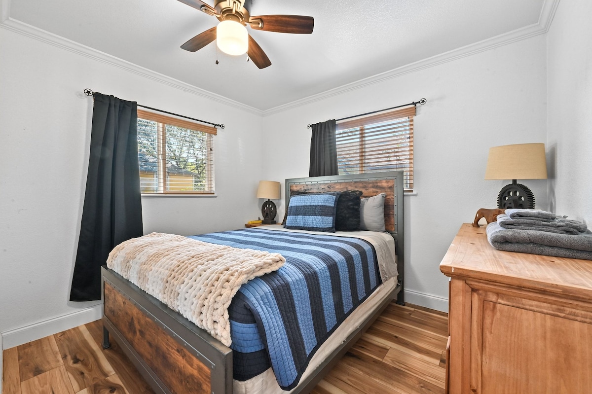 Unique and Cozy 2 Bedroom Near Downtown
