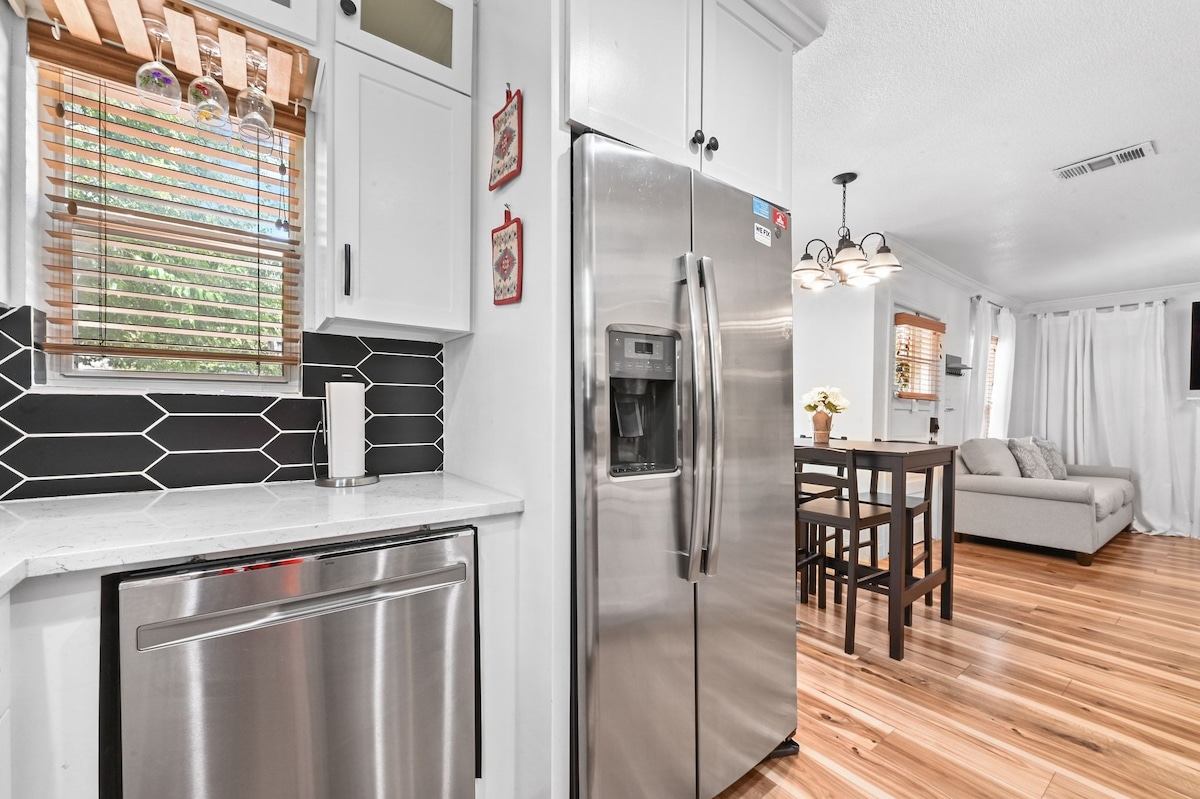 Unique and Cozy 2 Bedroom Near Downtown