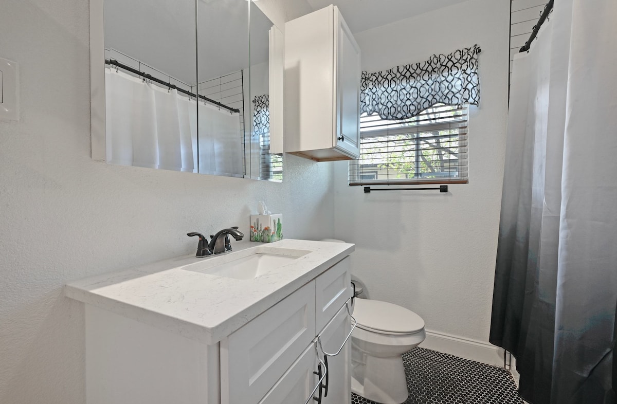 Unique and Cozy 2 Bedroom Near Downtown