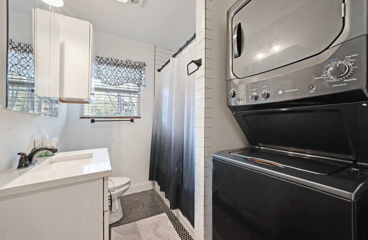 Unique and Cozy 2 Bedroom Near Downtown