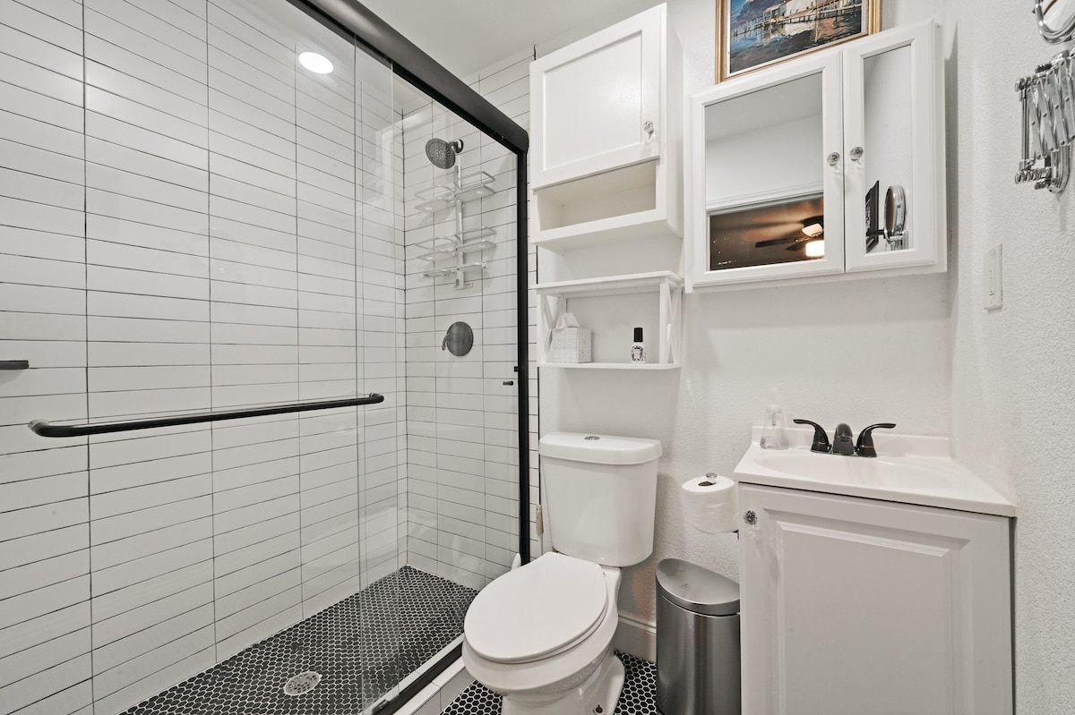 Unique and Cozy 2 Bedroom Near Downtown