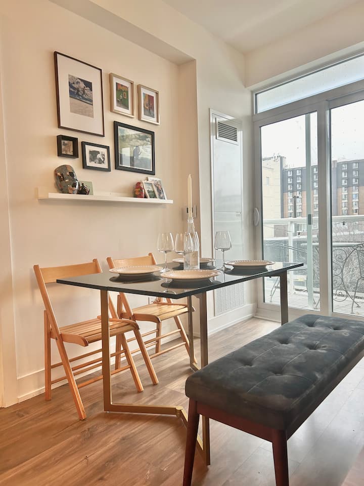 Trendy Boutique 2br Condo + Gym, Fashion District - Toronto