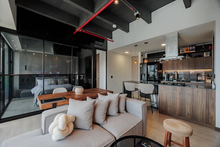 Cocina abierta, comedor, sala de estar