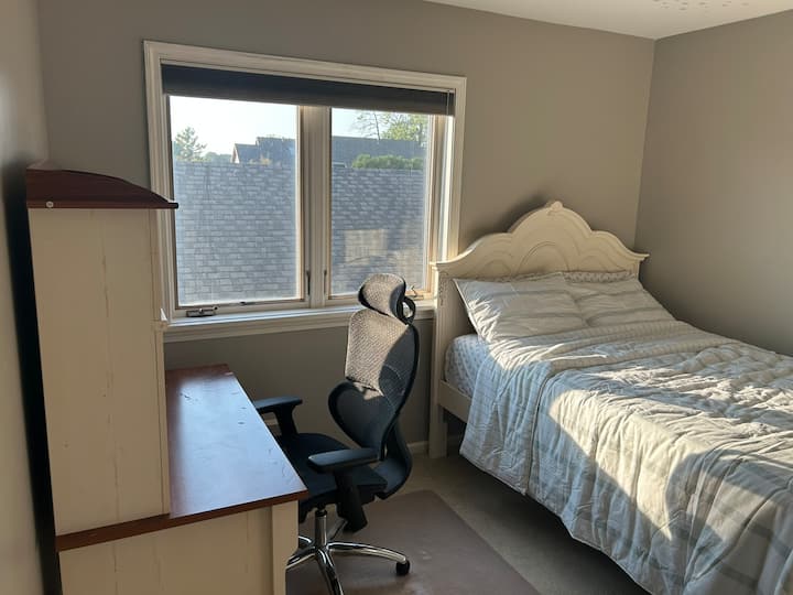 Chumba cha 1 cha kulala cha Ghorofa ya Kwanza kilicho na dawati la Kazi na kiti cha ofisi