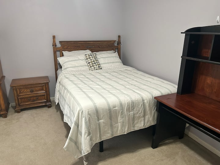 Chumba cha 2 cha kulala cha Ghorofa ya Kwanza kilicho na Madawati mawili ya Kufanya Kazi, kiti cha Ofisi, kinara cha kulala na Armoire.  