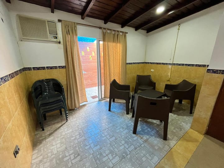 Mini dnevni boravak s namještajem od sintetičkog ratana, uz dodatnih 5 plastičnih stolica za korištenje u bazenu. 