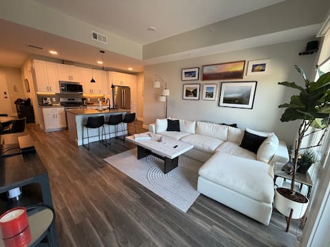 Top Airbnb: Luxury Apt/HUGE Private Balcony/Pool/Hot tub/Gym in Union Station