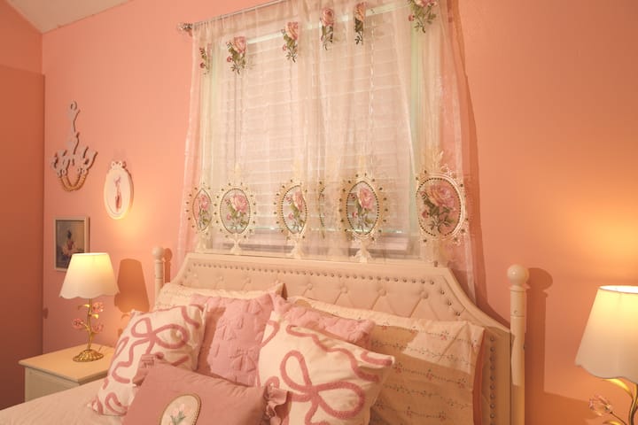 Coquette Cottage Vintage Flair Tiny Home In Euless - Euless, TX