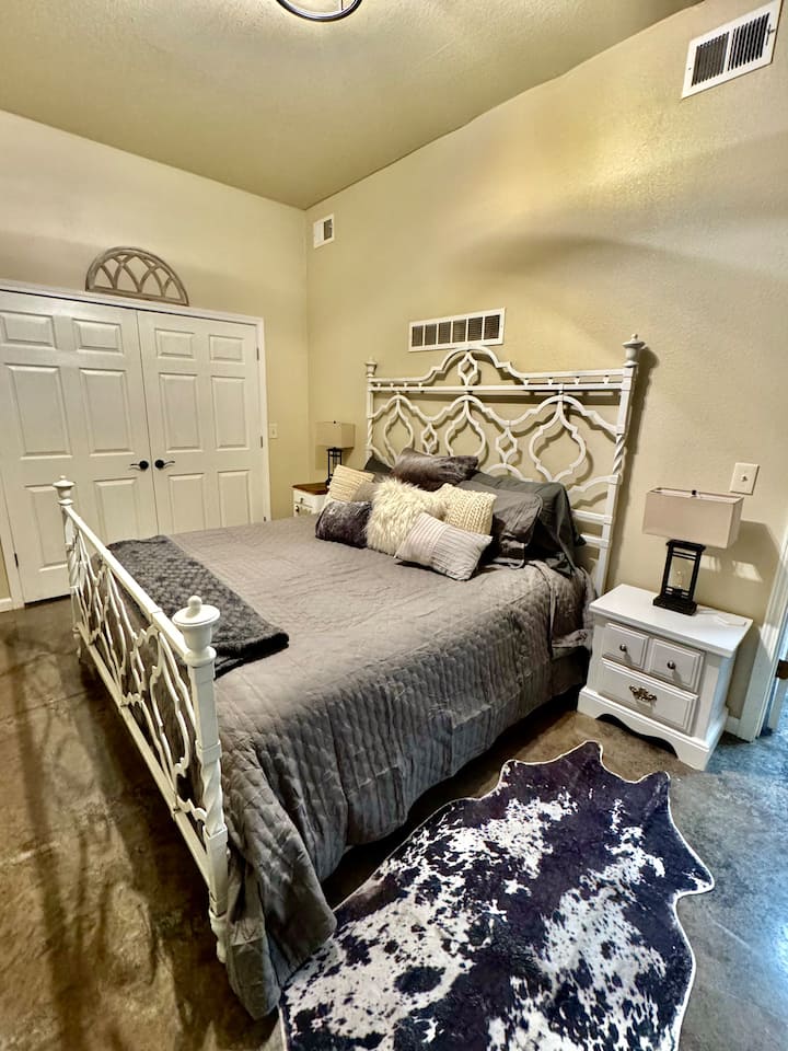 V spálni číslo jedna je manželská posteľ veľkosti King s mäkkou posteľnou bielizňou a obrovská skriňa na odkladanie vecí.  Túto izbu dopĺňa krásny toaletný stolík, ktorý bol vytvorený zo starého šijacieho stola, a starožitné oválne zrkadlo v plnej výške a starožitné hojdacie kreslo.