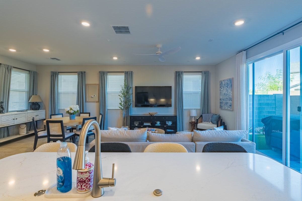Top Airbnb: Retreat with Private Yard, Pool and Firepit in Desert View