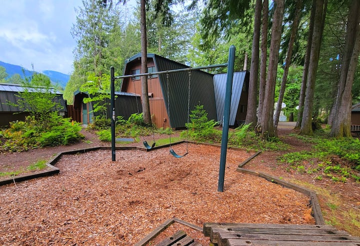 Octolodge - Retro Riverfront Cabin w/ Hot Tub - Cabins for Rent in