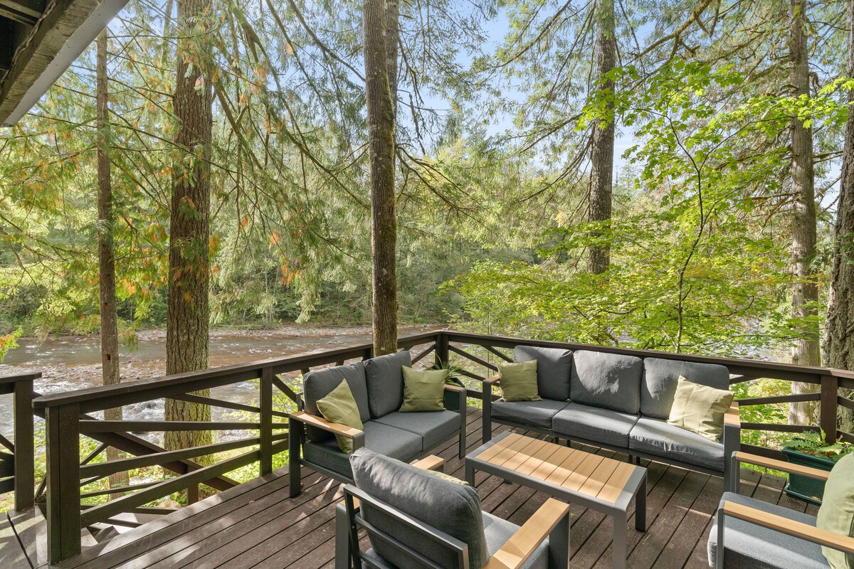 Octolodge - Retro Riverfront Cabin w/ Hot Tub - Cabins for Rent in