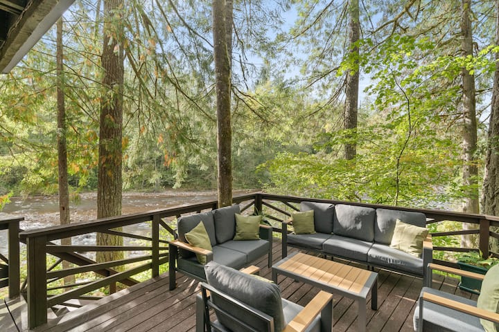 Octolodge - Retro Riverfront Cabin w/ Hot Tub - Cabins for Rent in