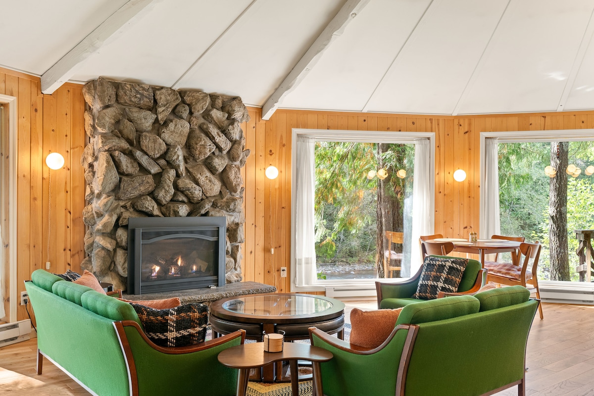 Octolodge - Retro Riverfront Cabin w/ Hot Tub - Cabins for Rent in