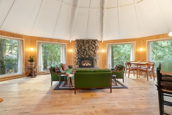 Octolodge - Retro Riverfront Cabin w/ Hot Tub - Cabins for Rent in
