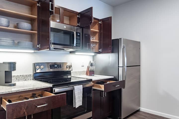 Landing | Modern 2bd, Pool, Game Room - Wichita, KS