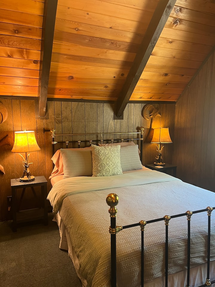 Ზემოთ დედოფლის საძინებელი. სამუშაო სივრცე კარგი Wi ‑ Fi ქსელით 
Საზიაროა ზემოთ მდებარე სააბაზანო და საძინებელი 3